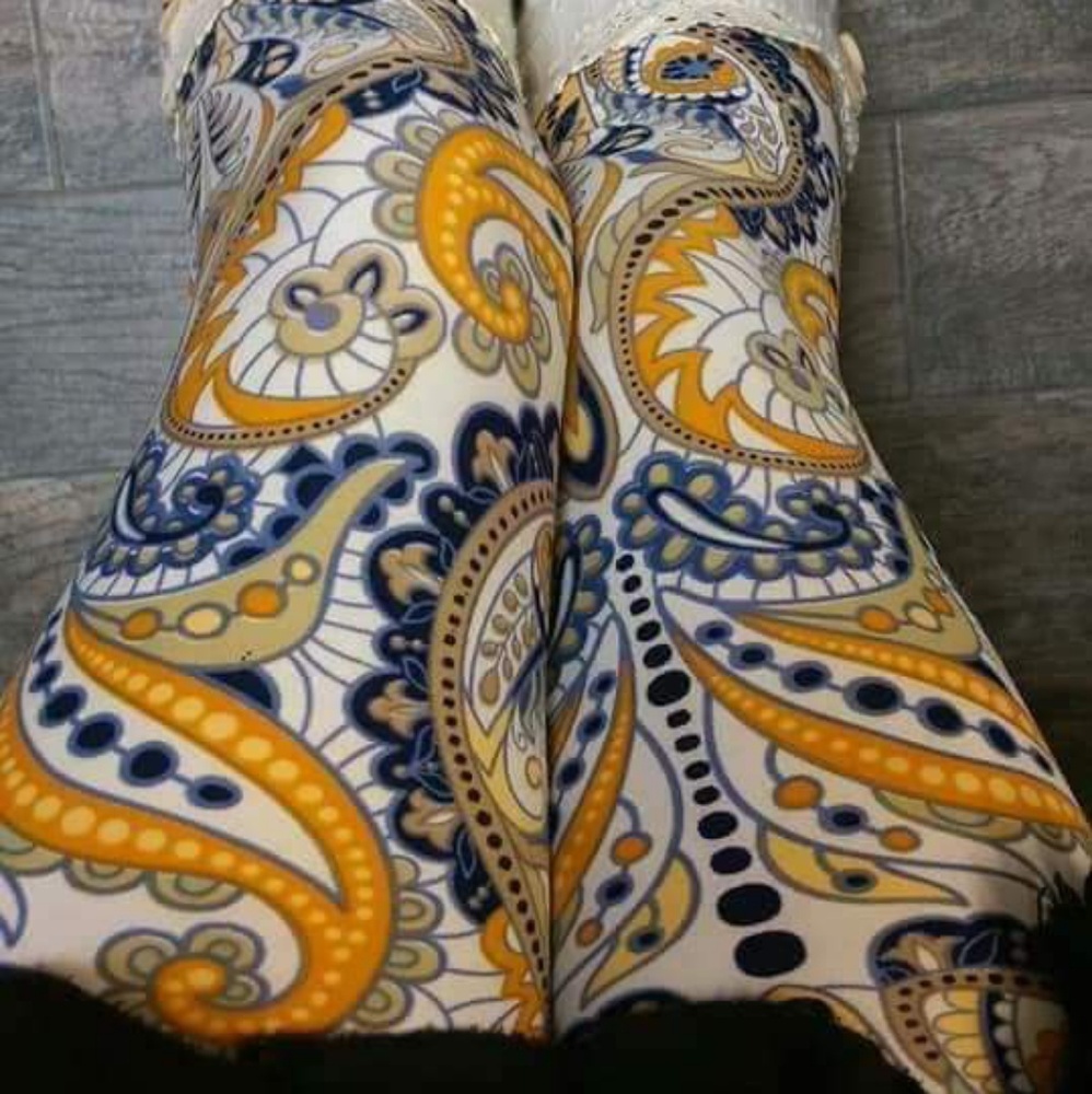 Super Plush Plus Gold & Creme Paisley Leggings